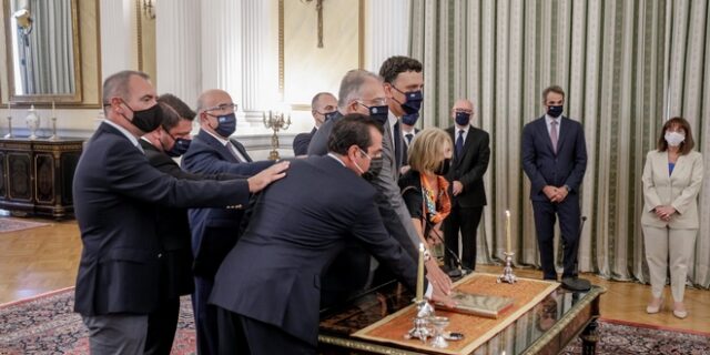 Ανασχηματισμός: Ορκωμοσία στη σκιά του φιάσκου με Αποστολάκη