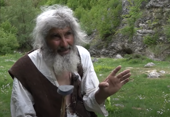 Σερβία: Ερημίτης ζει σε σπηλιά τα τελευταία 20 έτη, έμαθε για τον κορονοϊό και εμβολιάστηκε