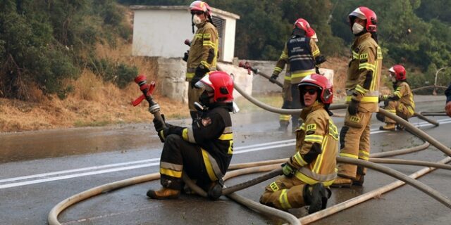 Συγκινητικές στιγμές στα Βίλια: Οι Πολωνοί έμειναν και έπεσαν στις φλόγες – Αποθέωση από τους κατοίκους