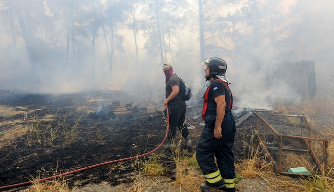 Διαρκής μάχη με τις φλόγες: Πύρινα μέτωπα και εκκενώσεις οικισμών σε Φθιώτιδα, Μεσσηνία και Ρόδο