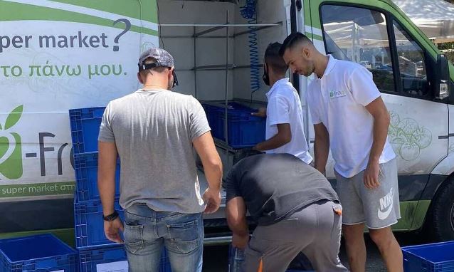 Το online supermarket e-fresh.gr στηρίζει τους πυροσβέστες στη Βαρυμπόμπη