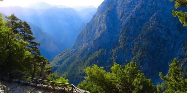 Κρήτη: Ζευγάρι χάθηκε σε φαράγγι – Επιχείρηση απεγκλωβισμού από την Πυροσβεστική