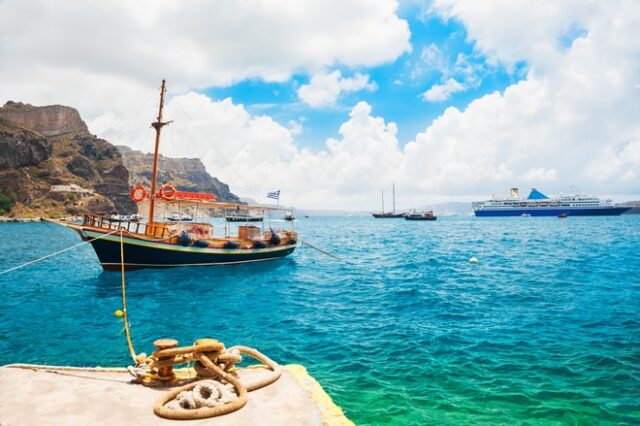 ΑΑΔΕ: 12 στα 13 επαγγελματικά τουριστικά σκάφη στη Σαντορίνη πιάστηκαν να φοροδιαφεύγουν