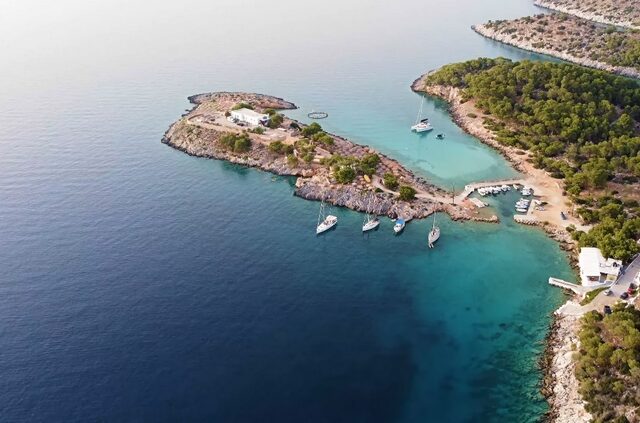 Η μοναχική νησίδα Κυρά του Σαρωνικού που βρίσκεται στη “σκιά” του Αγκιστρίου