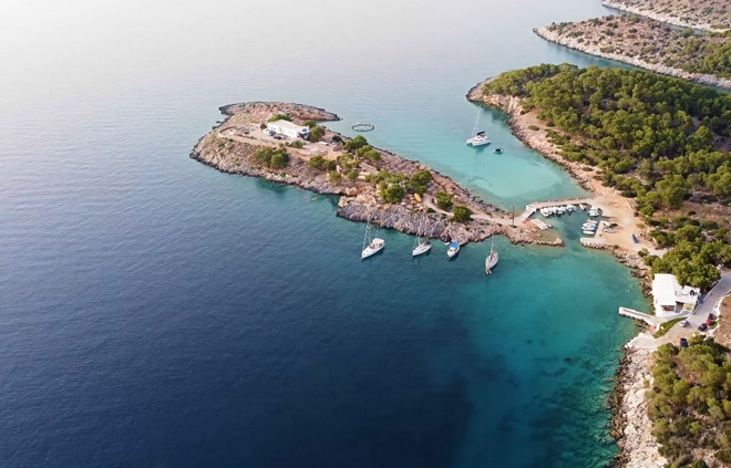 Η μοναχική νησίδα Κυρά του Σαρωνικού που βρίσκεται στη “σκιά” του Αγκιστρίου