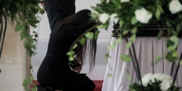 Άκης Τσοχατζόπουλος: Συγκίνηση στην κηδεία του – Γονάτισε μπροστά στο φέρετρο η Βίκυ Σταμάτη