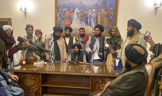Αφγανιστάν: ΔΝΤ και ΗΠΑ “παγώνουν” τα χρήματα προς τους Ταλιμπάν