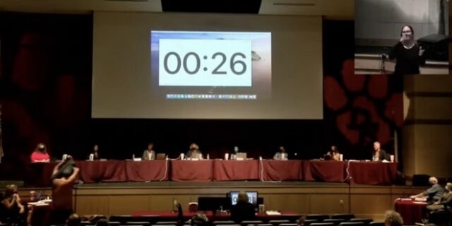 Τέξας: Γδύθηκε σε συνάντηση γονέων για να περάσει μήνυμα για τη χρήση της μάσκας