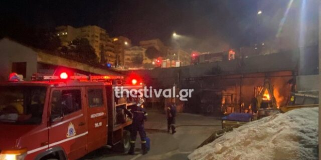 Θεσσαλονίκη: Στις φλόγες βαρέα οχήματα του δήμου