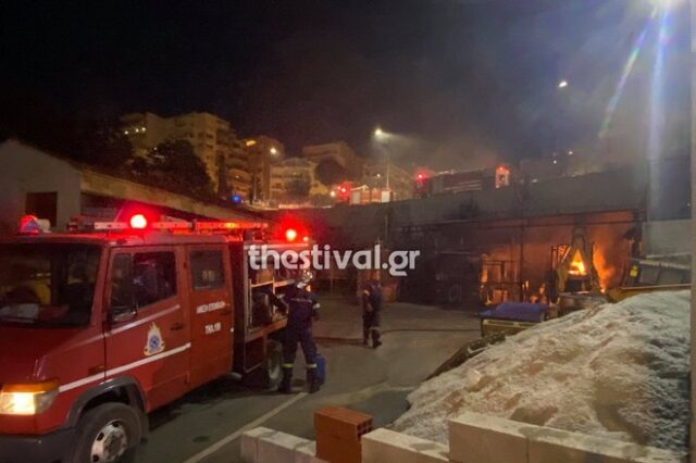 Θεσσαλονίκη: Στις φλόγες βαρέα οχήματα του δήμου