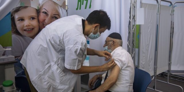 Η τρίτη δόση του εμβολίου Pfizer βελτίωσε το επίπεδο προστασίας για τους άνω των 60