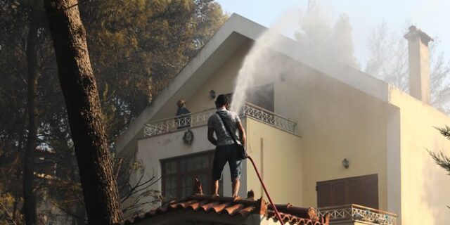 Φωτιά: Εθελόντρια έσωζε τα σπίτια άλλων και κάηκε το δικό της