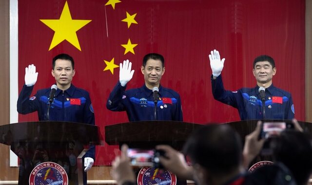 Δεύτερος διαστημικός περίπατος για τους Κινέζους αστροναύτες