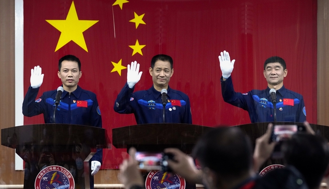 Δεύτερος διαστημικός περίπατος για τους Κινέζους αστροναύτες