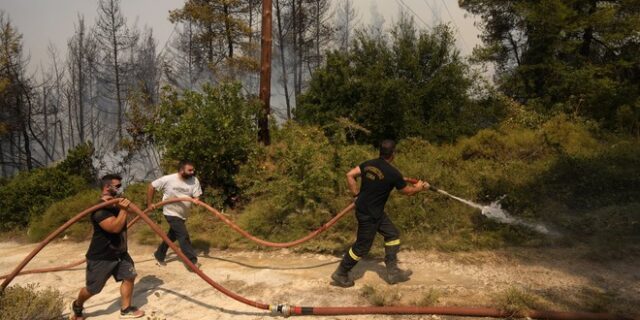 Φωτιές: Μάχη με τον χρόνο σε Γορτυνία και Βόρεια Εύβοια για να προλάβουν αναζωπυρώσεις