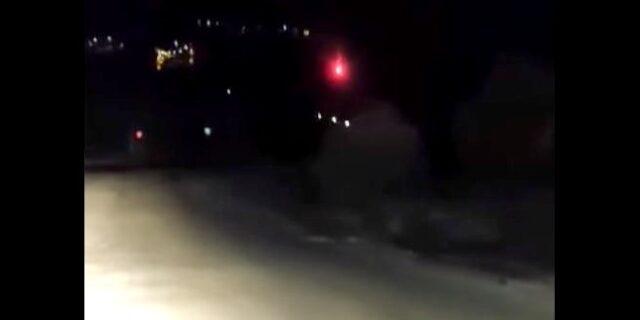 Φωτιά στο Δασκαλειό: Βίντεο καταγράφει τη ρίψη φωτοβολίδας – Εμπρησμό καταγγέλλουν οι κάτοικοι