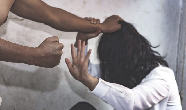 Σκόπελος: Ξυλοδαρμός 25χρονης από τον σύντροφό της επειδή δεν του είπε “καλημέρα”