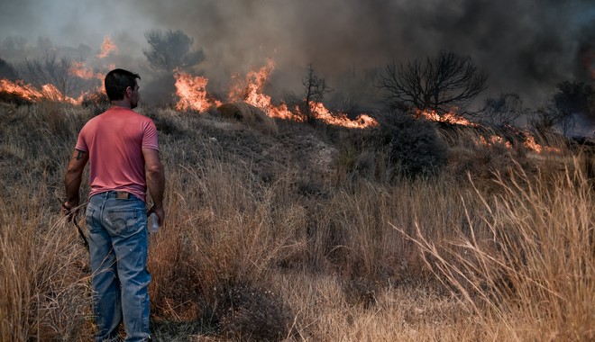 Ανεξέλεγκτες οι φωτιές σε Κερατέα και Βίλια – Καίγονται σπίτια, εκκενώνονται οικισμοί