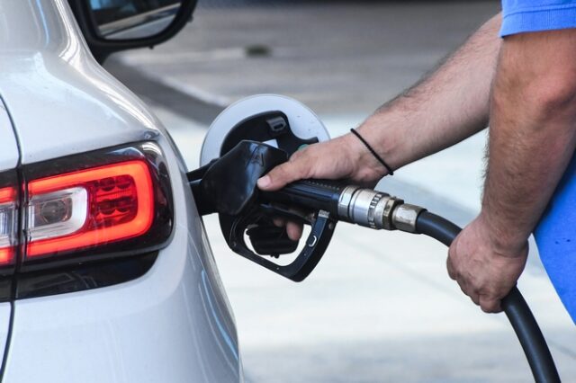 Δεκαπενταύγουστος: Βαθιά το χέρι στην τσέπη βάζουν φέτος οι οδηγοί για καύσιμα – Ο ρόλος των φόρων