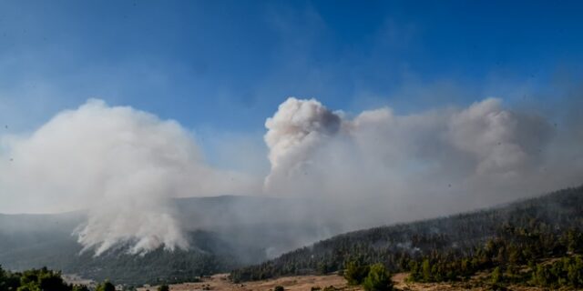 Φωτιά στα Βίλια: Ως την Κρήτη έφτασε ο καπνός