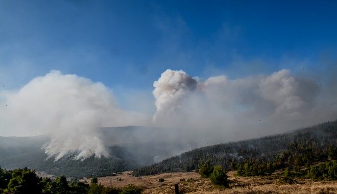 Φωτιά στα Βίλια: Ως την Κρήτη έφτασε ο καπνός