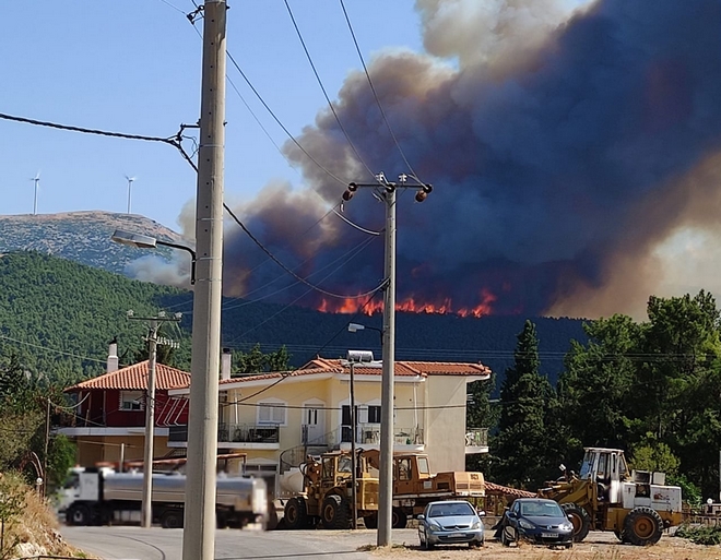 Νέα φωτιά: Εκκενώνονται Βίλια και Προφήτης Ηλίας – Οι φλόγες προς τα σπίτια