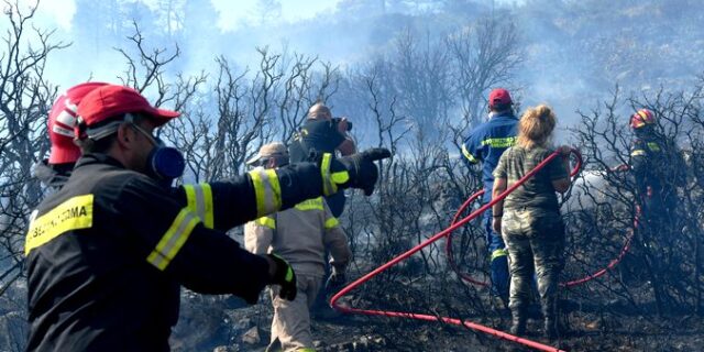 Σε ύφεση η νέα μεγάλη φωτιά στα Βίλια