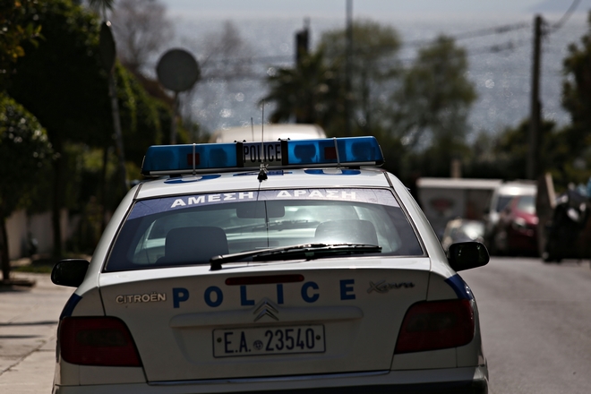 Αστυνομική επιχείρηση στον Ασπρόπυργο: Κατάσχεση όπλων και τέσσερις συλλήψεις