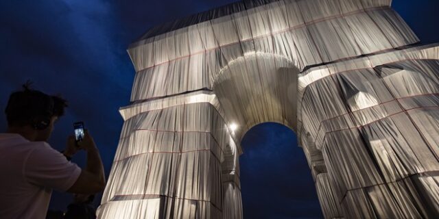 Γιατί έντυσαν την Αψίδα του Θριάμβου με ύφασμα;