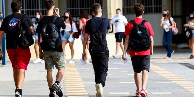 Σχολεία: Άνοιγμα με περισσότερα από 15.000 κρούσματα σε μαθητές