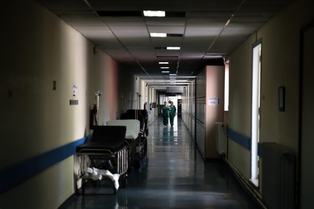 Κορονοϊός: Συναγερμός από την αύξηση των νοσηλειών και της μεταδοτικότητας