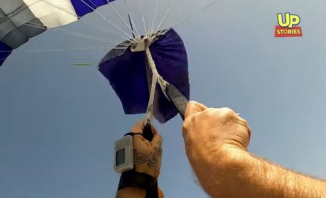 Η αγωνιώδης προσπάθεια αλεξιπτωτιστή να ξεμπερδέψει τα σχοινιά στη διάρκεια πτώσης