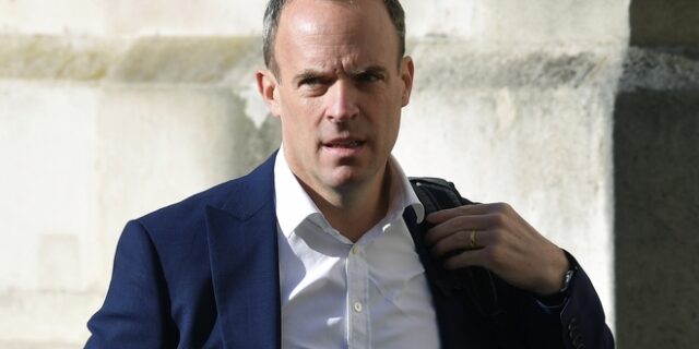 Ντόμινικ Ράαμπ: Αρνήθηκε να απαντήσει για τις διακοπές στην Κρήτη εν μέσω κρίσης στο Αφγανιστάν