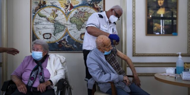 Ισπανία: Τρίτη δόση εμβολίου στους οίκους ευγηρίας
