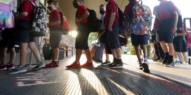 Υποχρεωτικός εμβολιασμός για μαθητές άνω των 12 ετών στη σχολική περιφέρεια του Λος Άντζελες