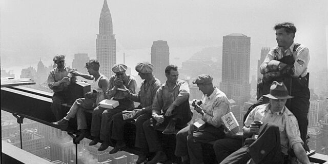 Διάλειμμα για φαγητό στην κορυφή ενός ουρανοξύστη