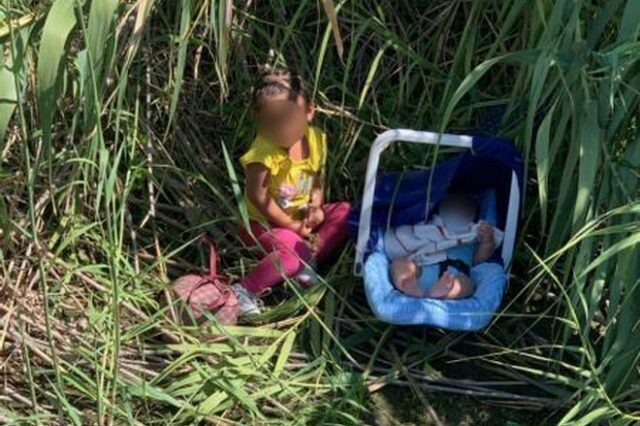 Εικόνα που σοκάρει: Μωρά εγκαταλελειμμένα στα σύνορα ΗΠΑ – Μεξικού