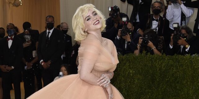 H Billie Eilish έχασε 100.000 followers λόγω του στήθους της