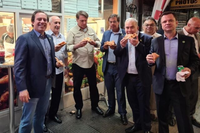 Θετικός στον κορονοϊό ο υπουργός Υγείας της Βραζιλίας – Έτρωγε πίτσα με τον ανεμβολίαστο Μπολσονάρο