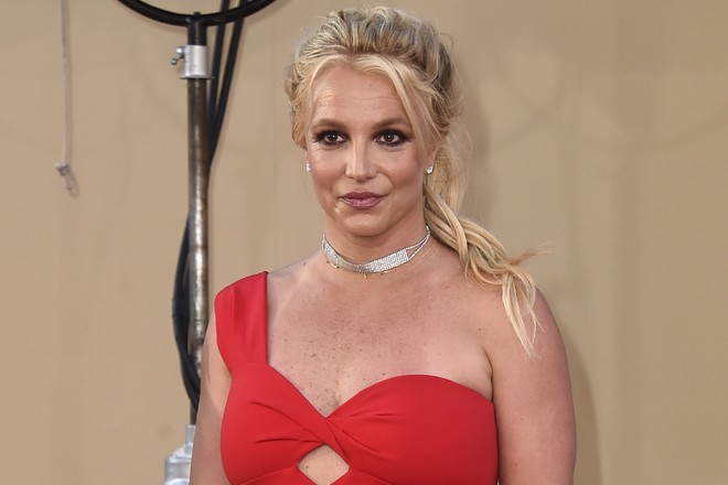 Britney Spears: Ποζάρει ημίγυμνη στην άμμο και απολαμβάνει τον ήλιο
