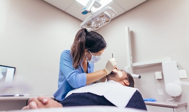 Νέα μέτρα: Οι οδοντίατροι θα καθορίζουν πότε θα απαιτείται rapid test