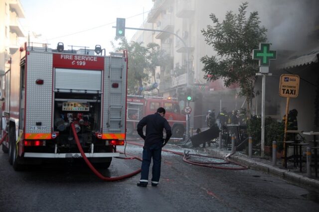 Θεσσαλονίκη: Φωτιά σε πιλοτή πολυκατοικίας – Ζημιές σε τέσσερα αυτοκίνητα
