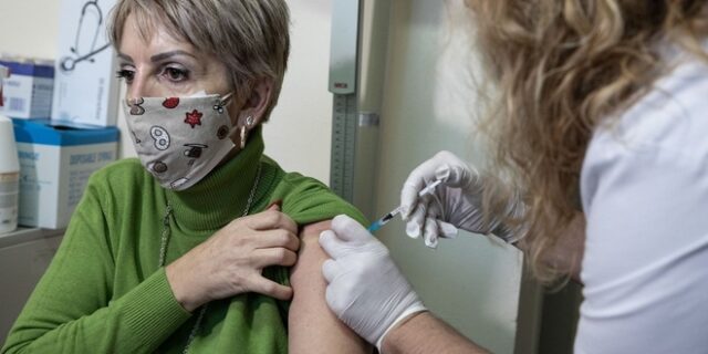 Εμβόλιο Κορονοϊού: Χορήγηση τρίτης δόσης, χωρίς την έγκριση της ΕΕ