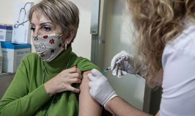 Εμβόλιο Κορονοϊού: Χορήγηση τρίτης δόσης, χωρίς την έγκριση της ΕΕ