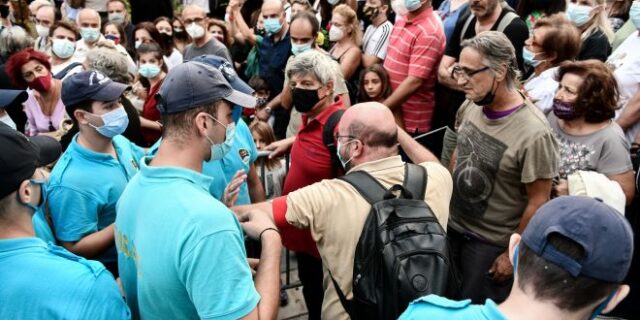 Μίκης Θεοδωράκης: Ένταση έξω από τη Μητρόπολη στο λαϊκό προσκύνημα