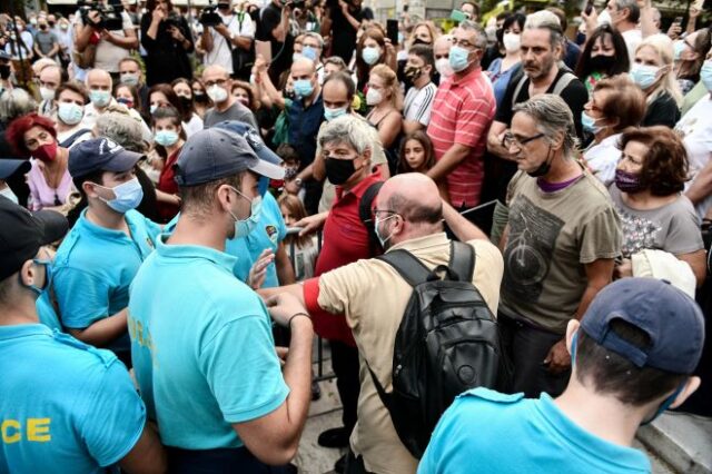 Μίκης Θεοδωράκης: Ένταση έξω από τη Μητρόπολη στο λαϊκό προσκύνημα
