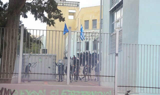 Εκπαιδευτικός ΕΠΑΛ Σταυρούπολης: “Εχει μαζευτεί  όλη η Χρυσή Αυγή της Θεσσαλονίκης”