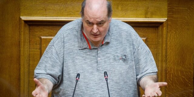Νίκος Φίλης: Άκρως επικίνδυνο μια τάξη 25 μαθητών να λειτουργεί με 12 νοσούντες