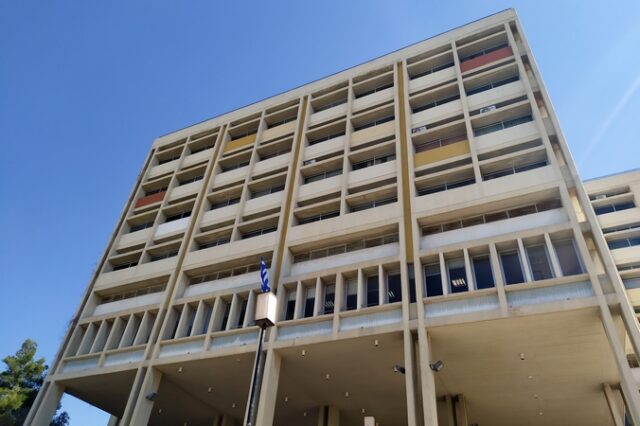 Μάθημα μόνο στα αμφιθέατρα ξεκαθαρίζει η κυβέρνηση – Αντάρτικο από τους πρυτάνεις