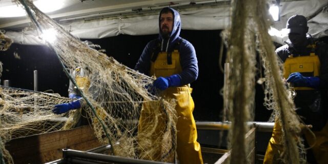 Γαλλία: Απειλεί με αντίμετρα τη Βρετανία, με φόντο τη διαμάχη για την αλιεία